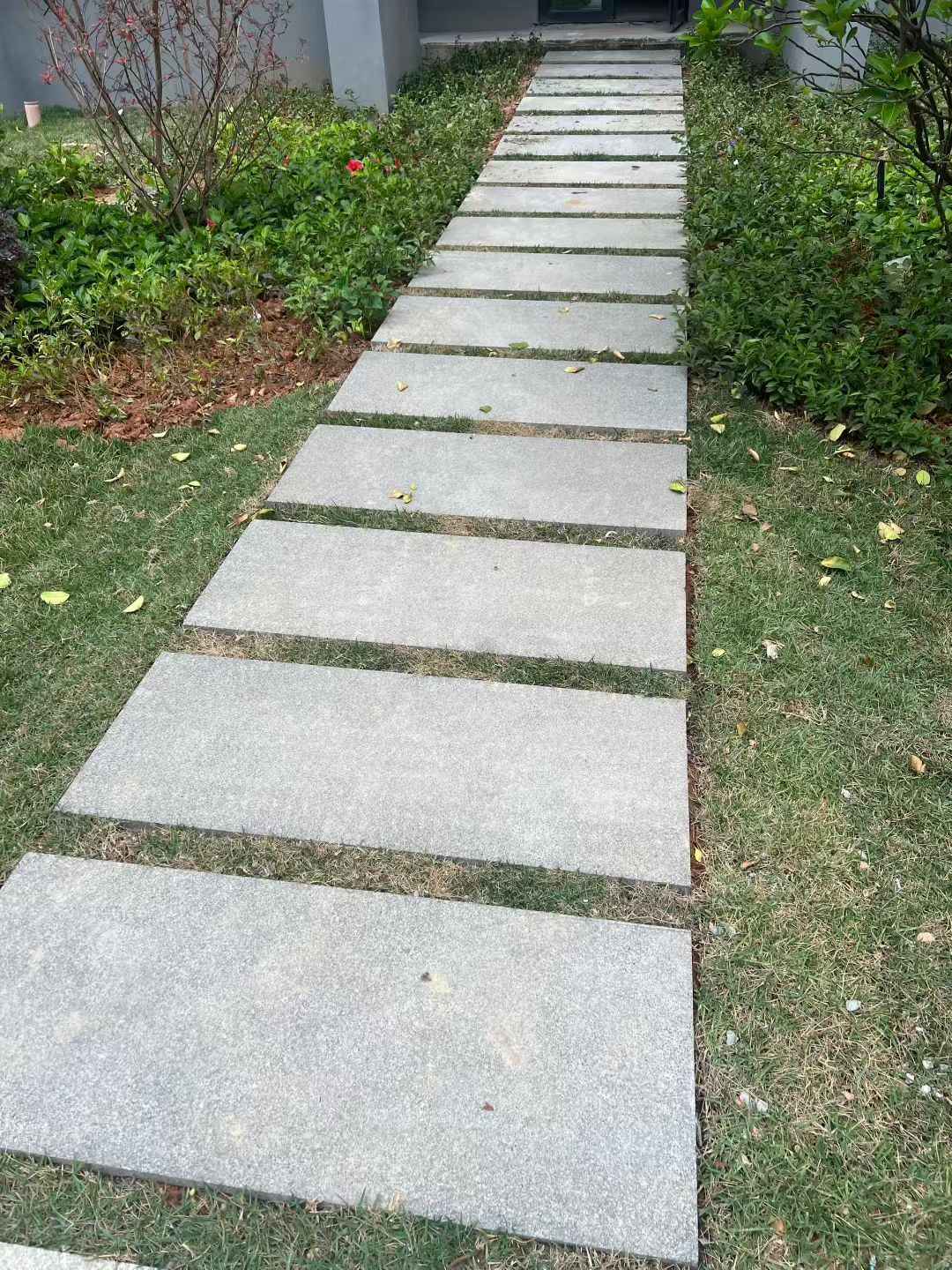 崇左 芝麻黑小区踏步、汀步石铺装效果
